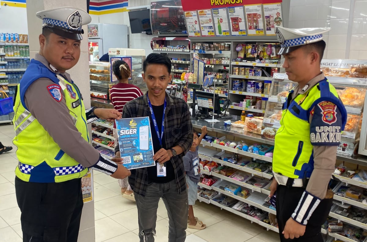 Polres Mesuji Tingkatkan Pelayanan, Anggota Piket Regu III Sat Lantas Sosialisasikan Aplikasi App Siger Presisi kepada Masyarakat