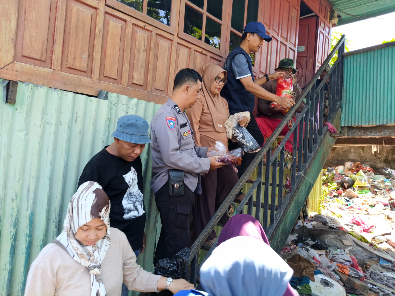 KADIS SOSIAL PANGKEP SALURKAN BANTUAN KEPADA WARGA LANSIA DI TUMAMPUA