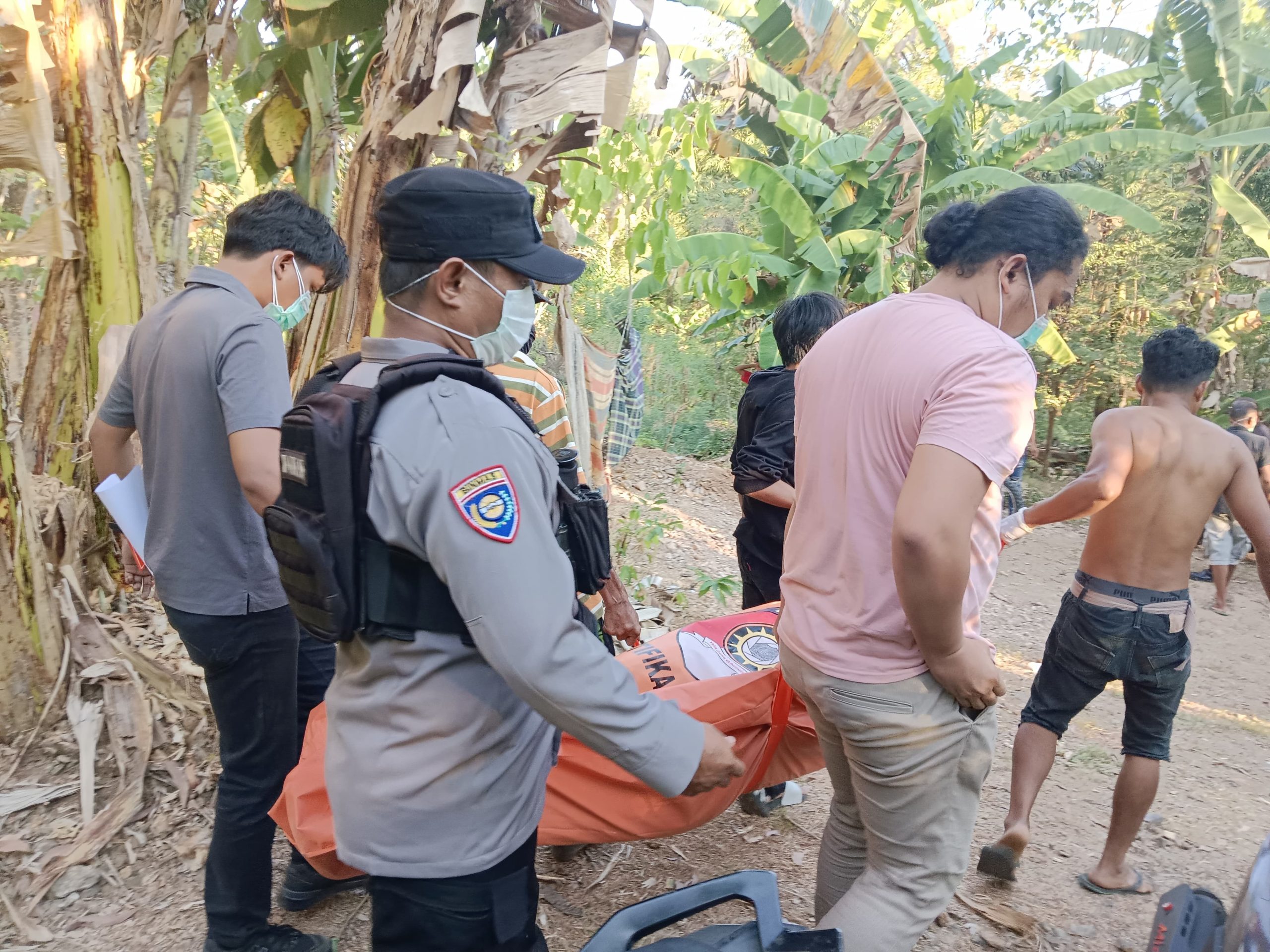 BHABINKAMTIBMAS POLSEK BALOCCI MONITORING PENANGANAN TEMUAN JENAZAH DIDUGA KORBAN KECELAKAAN KERJA DI KAMPUNG PEOKANG