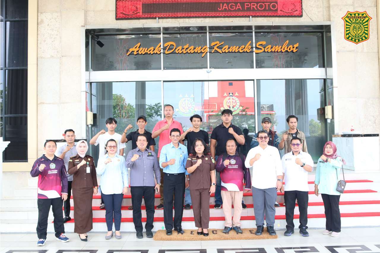 Pontianak KAJATI KALBAR BERIKAN MOTIVASI DAN LEPAS PESERTA MAGANG FKPKBM KALIMANTAN BARAT 
