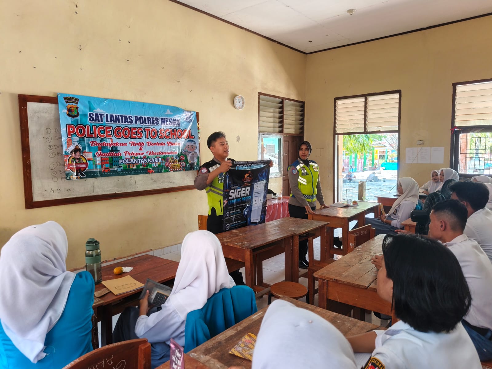 Sat Lantas Polres Mesuji, Berikan sosialisasi Cara Menggunakan aplikasi, Di SMPN 1