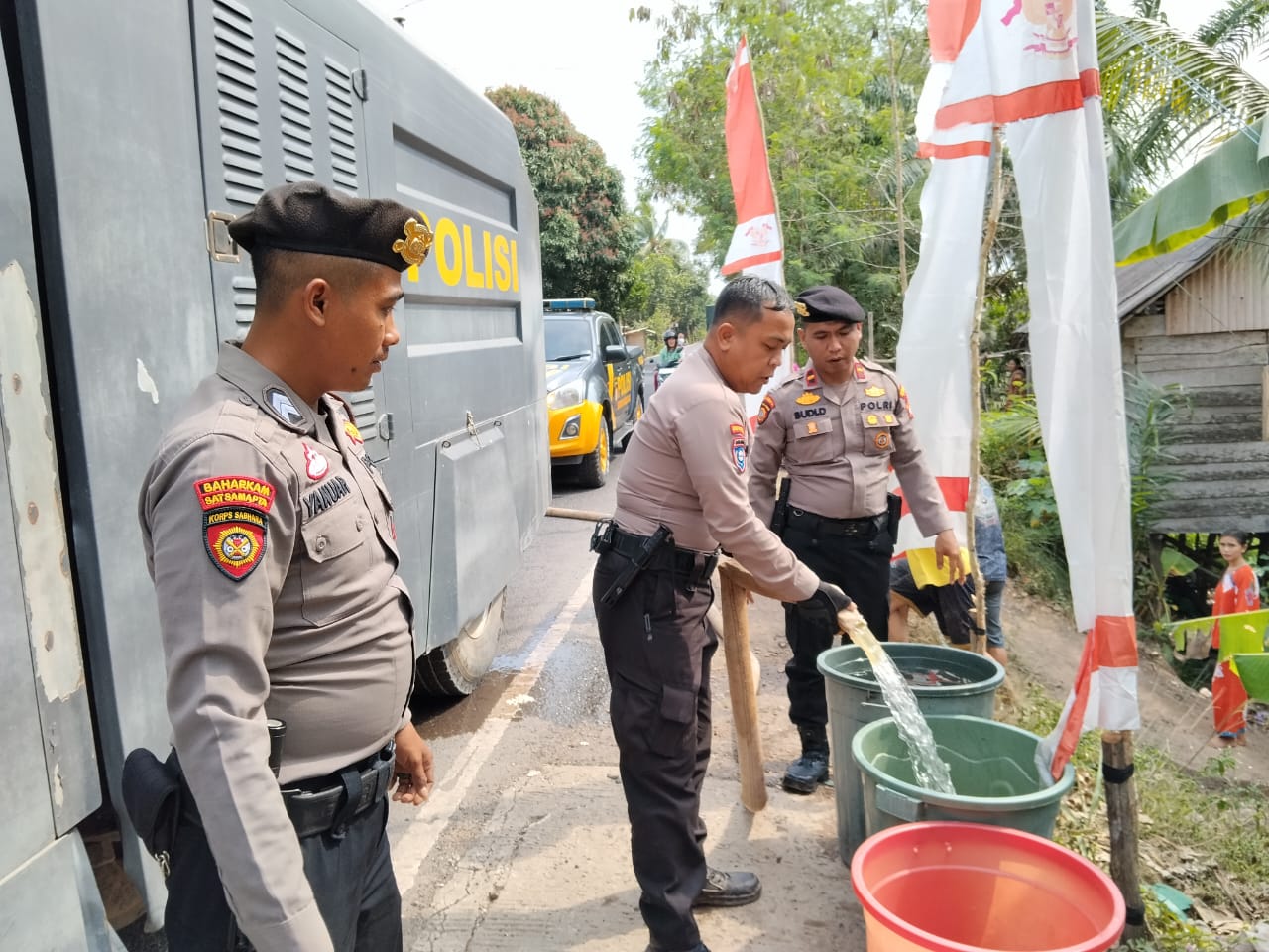 Dipimpin Kasat Samapta, Polres Mesuji Salurkan Bantuan Air Bersih untuk Warga Desa Labuhan Permai