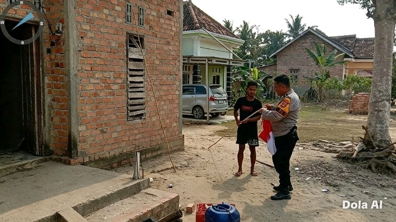 Tindak Lanjut Perintah Kapolres Mesuji, Seluruh Bhabinkamtibmas Sosialisasikan dan Bagikan Bendera Merah Putih ke Masyarakat