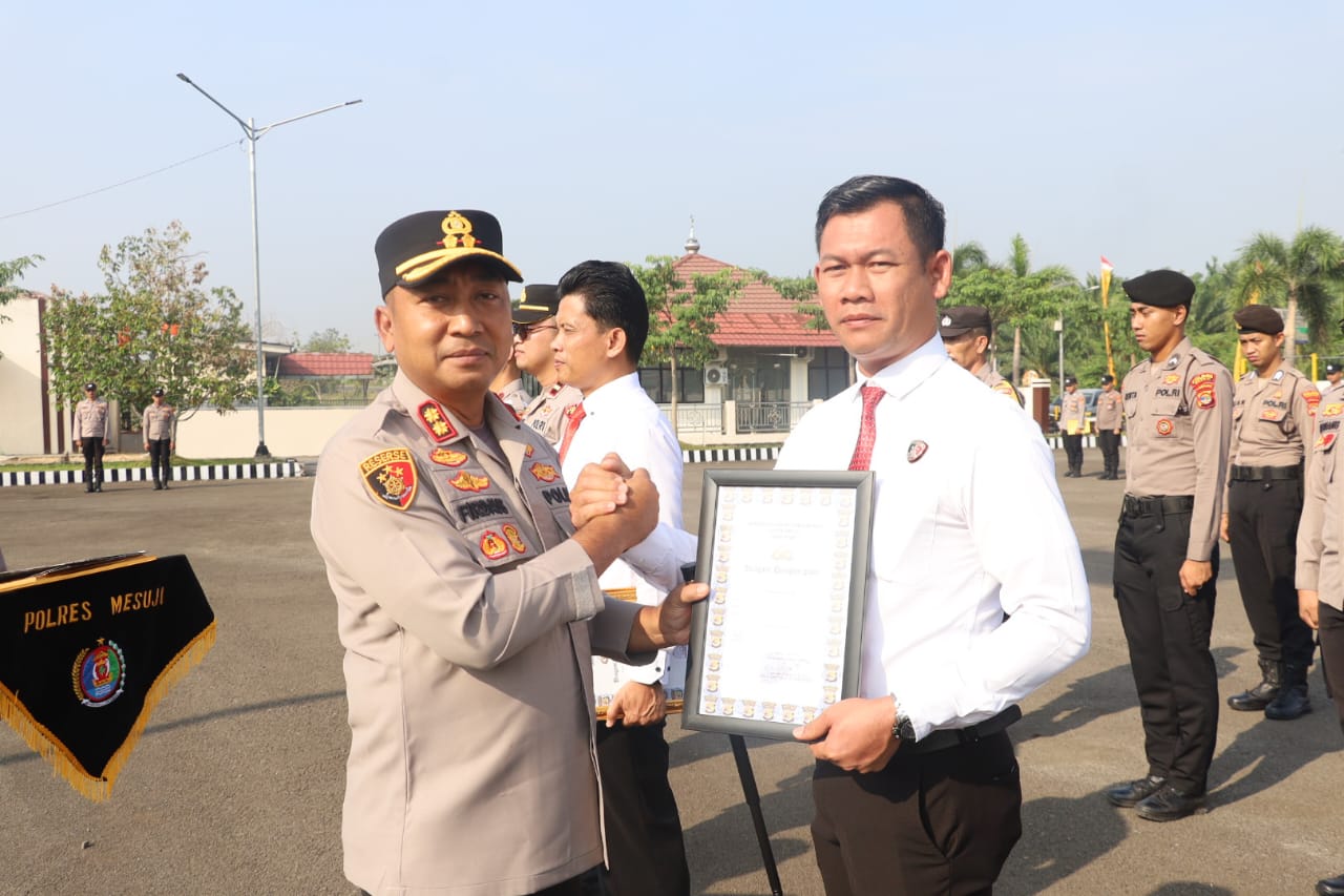 Kapolres Mesuji Pimpin Apel Pagi, Berikan Penghargaan Bagi Personel Berprestasi