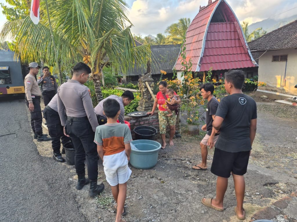 Polres Jembrana Salurkan 12 Ribu Liter Air Bersih untuk Warga Manistutu Terdampak Kemarau