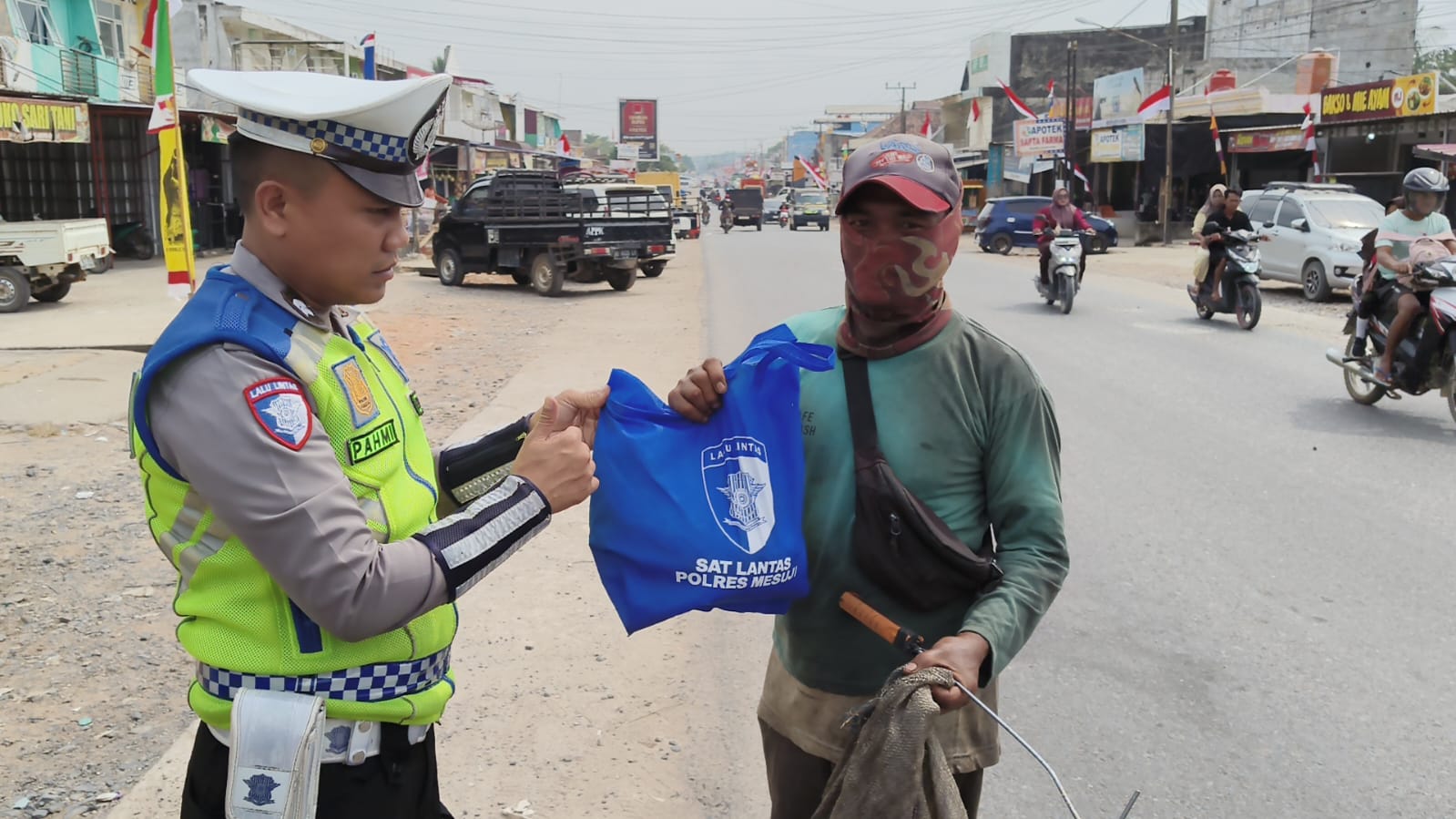 Wujud Kepedulian Lewat “Tasi Berkah”, Sat Lantas Polres Mesuji Bagikan Paket Sembako Bagi Warga Kurang Mampu di Simpang Pematang