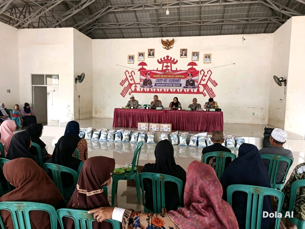 Jumat Curhat. Kapolsek Simpang Pematang, Bagikan Sembako kepada warga.