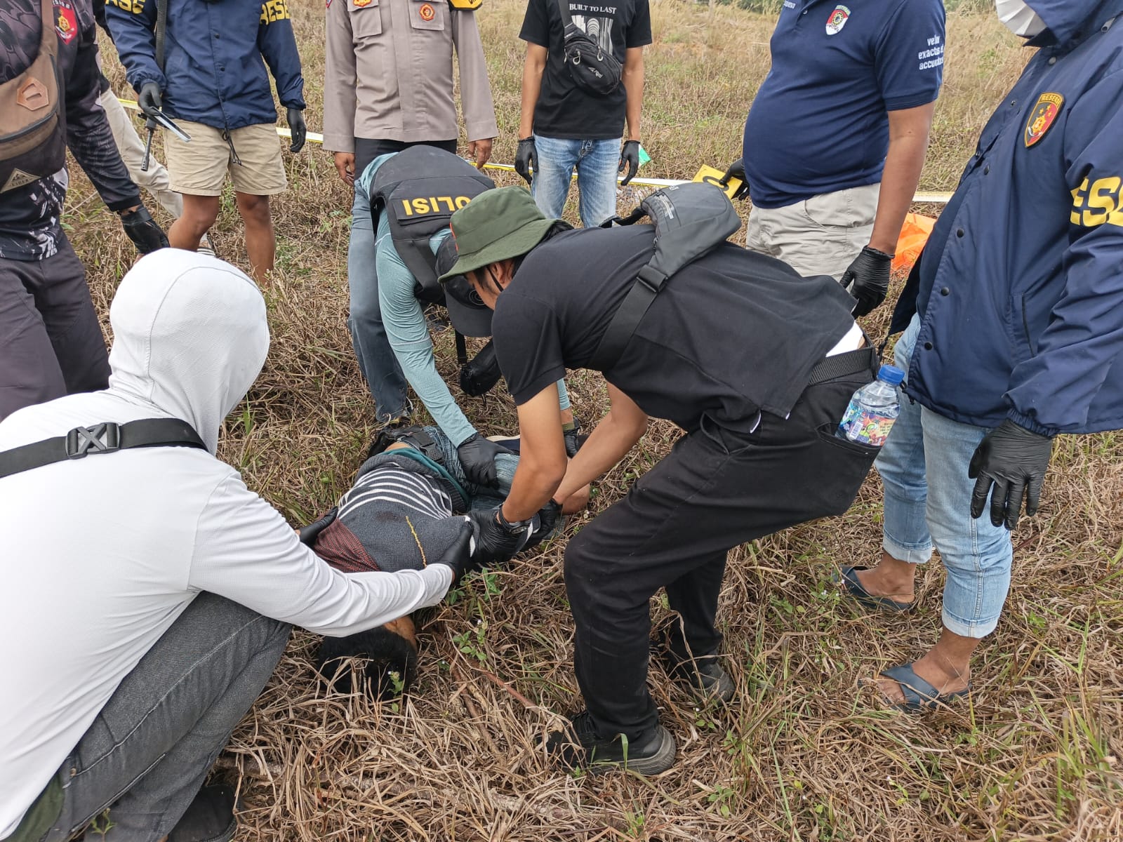 Pelaku Penusukan Korban Lison Ditemukan Tewas di Lahan Perkebunan Singkong Dengan Luka Tembak