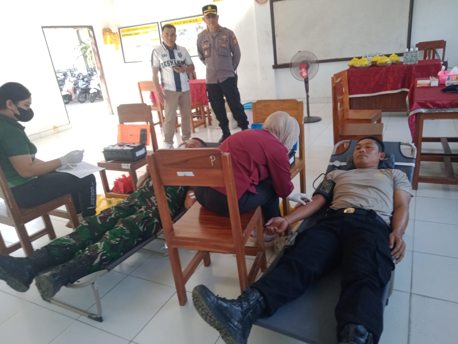Semarak HUT ke-15, SMA Negeri 2 Mendoyo Gelar Donor Darah, Polsek Mendoyo Hadir Dukung Aksi Kemanusiaan