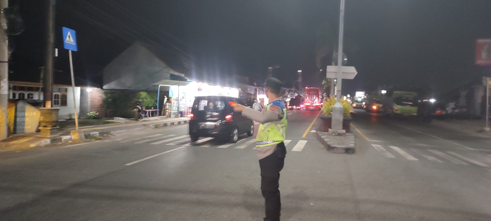 Polisi Hadir di Tengah Antrean Gilimanuk, Arus Kendaraan Tetap Aman dan Tertib