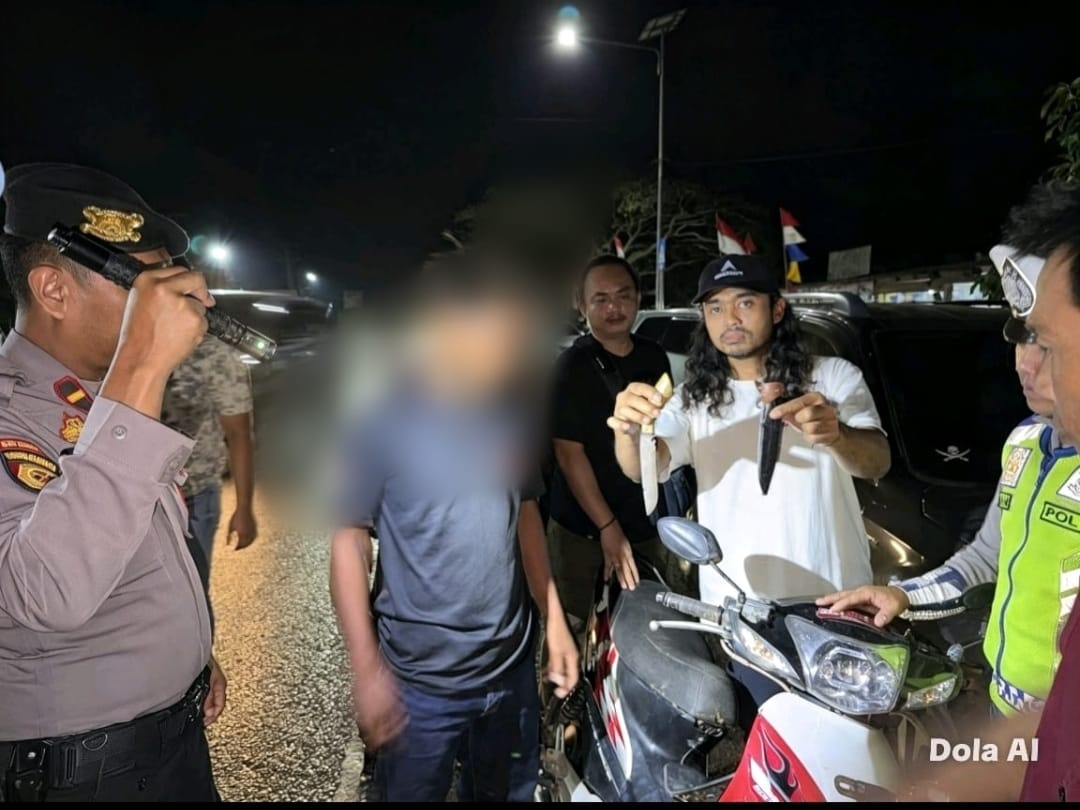 Personil Siaga Kompi I Polres Mesuji Amankan Pelaku Bawa Senjata Tajam Saat KRYD di Depan Mapolsek Simpang Pematang