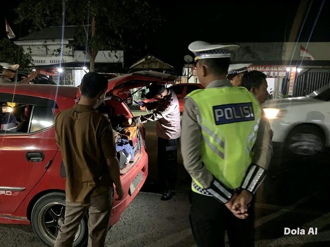 Beri Rasa Aman, Personil Siaga Kompi II Dipimpin Kabag SDM Polres Mesuji Laksanakan KRYD di Jalan Lintas Timur Mesuji