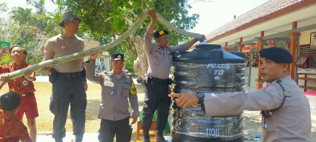 Polres Jembrana Salurkan Air Bersih ke SDN 2 Dauhwaru, Wujud Nyata Polri Hadir untuk Masyarakat