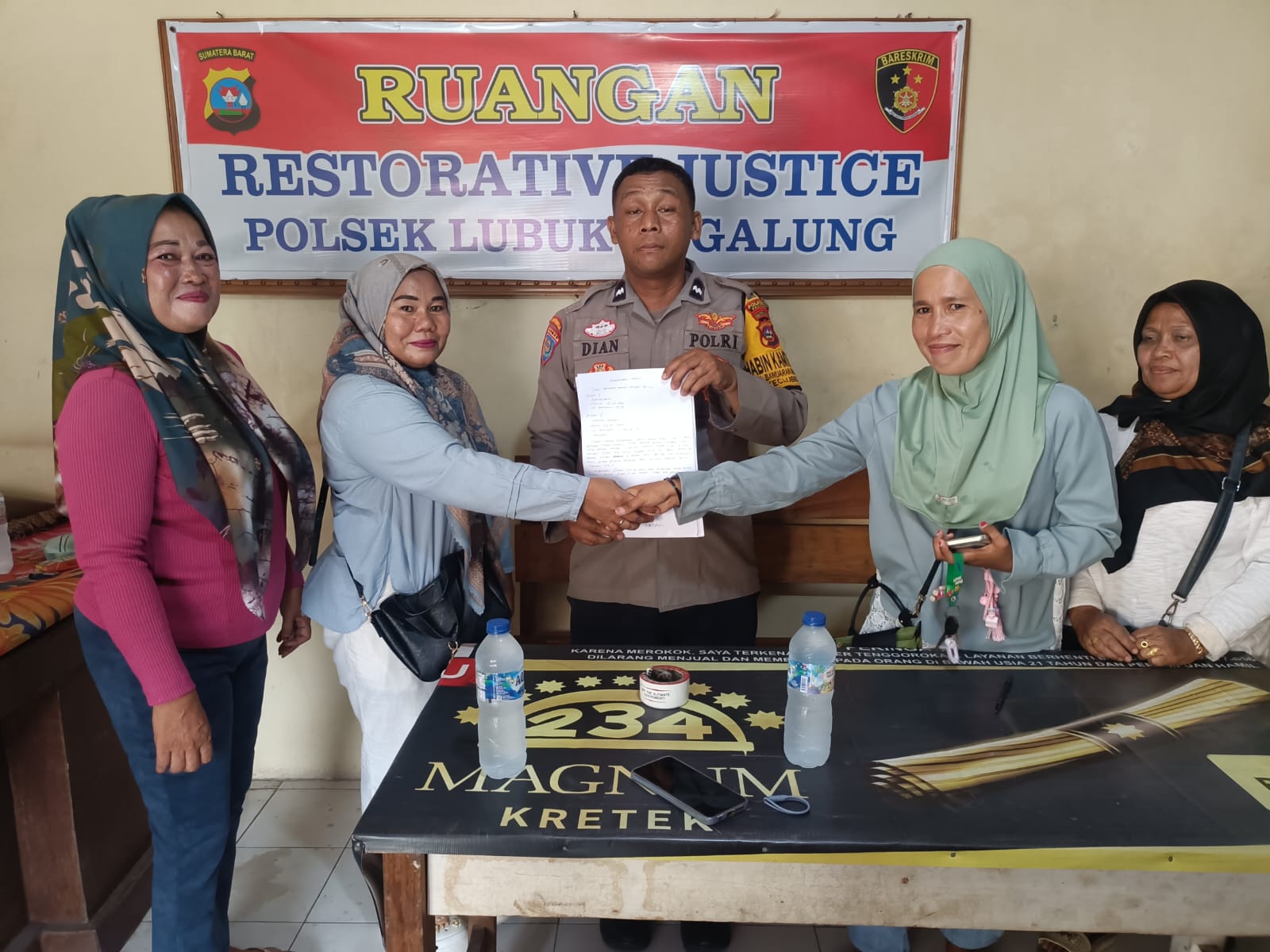 Bhabinkamtibmas Banuaran Berhasil Damaikan Pertikaian Warga yang Dipicu Masalah Hutang Piutang