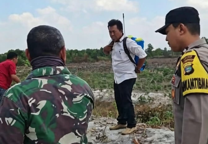 Polres Mesuji dan Polsek Jajaran bersama Kodim 0426 TB dan Pemda Mesuji Padamkan Kebakaran Lahan di 5 Titik Api Tersebar di Dua Kecamatan
