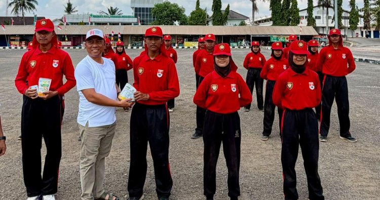 Ketua Panitia,Bagikan susu dan sereal. Untuk plajar