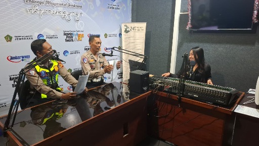 Melalui Siaran Radio, Polres Jembrana Edukasi Masyarakat untuk Tertib dalam Berlalulintas 
