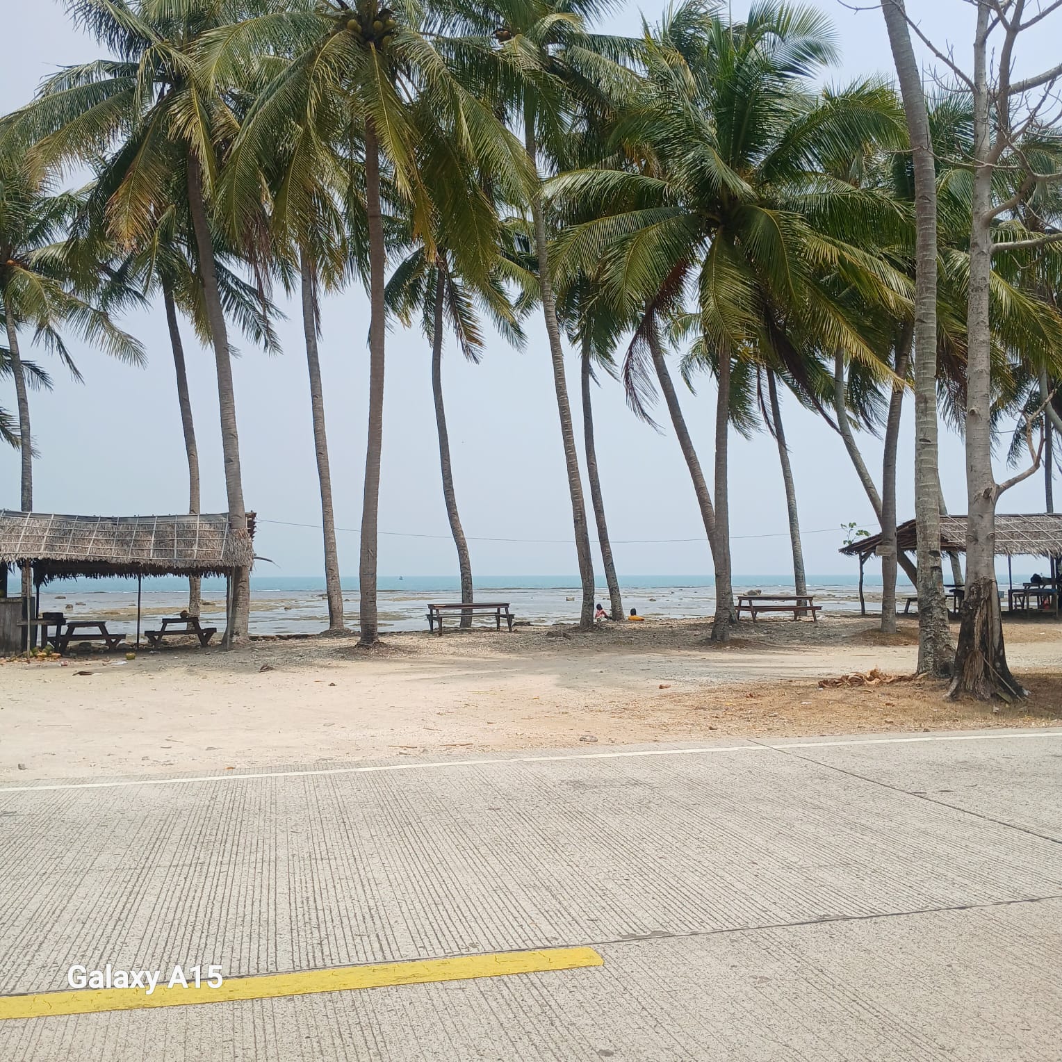 KONDISI PANTAI CARITA TETAP KONDUSIF DAN AMAN, ERUPSI ANAK KRAKATAU HANYA BERLANGSUNG DI KAWASAN GUNUNG