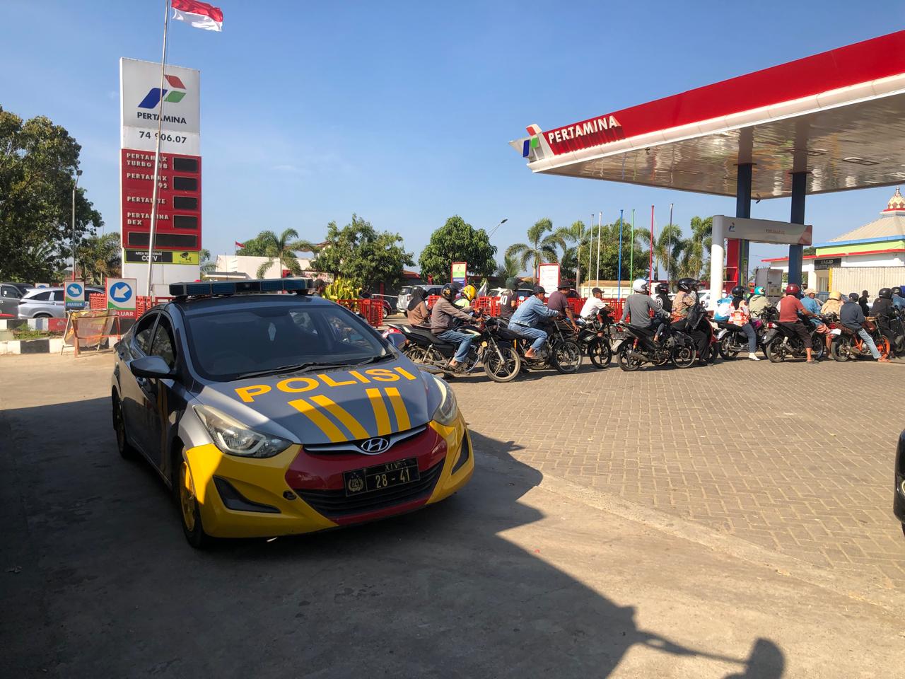 POLSEK LABAKKANG TERTIBKAN ANTREAN BBM, JAGA KELANCARAN ARUS KENDARAAN