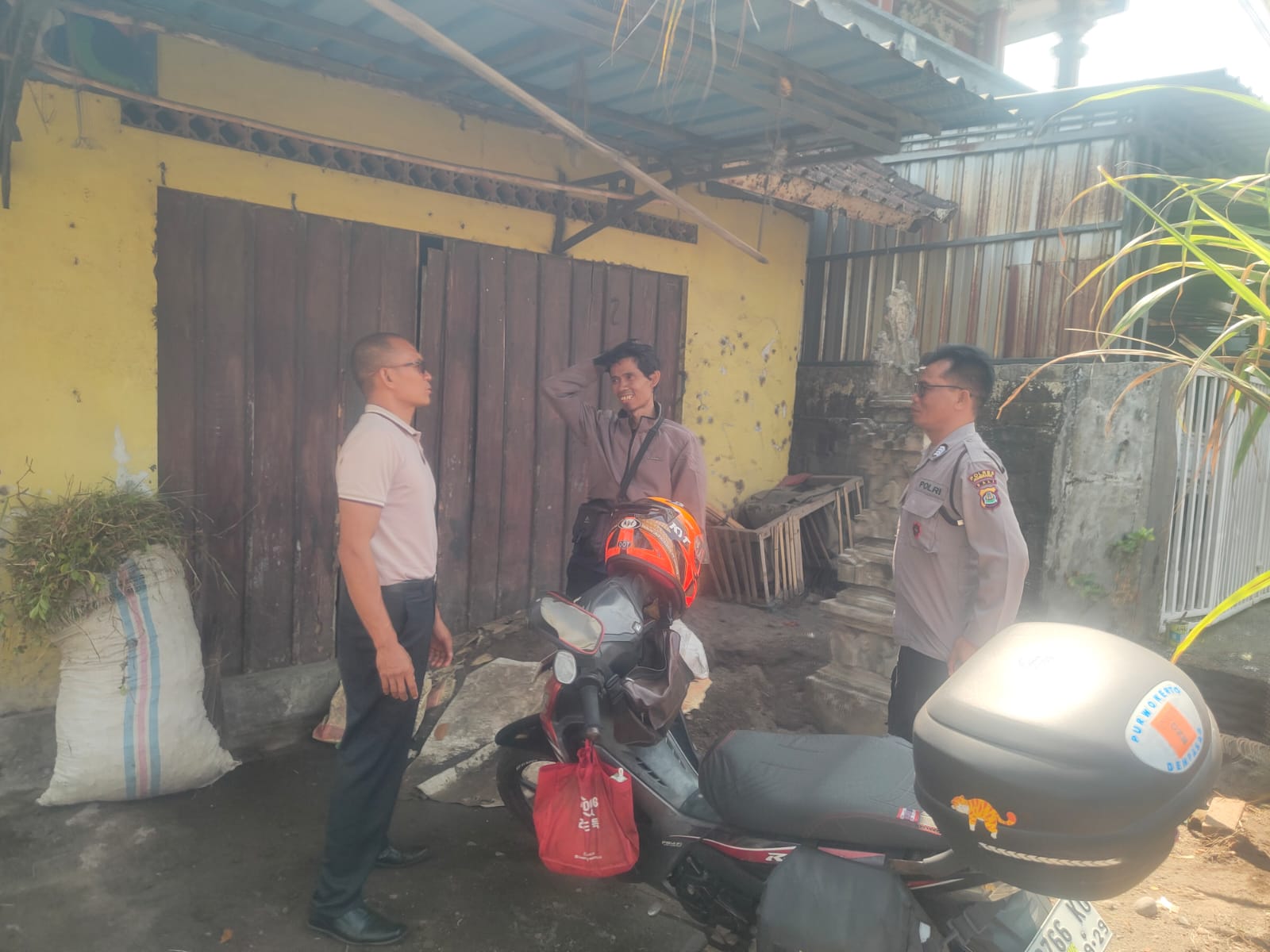 Respons Cepat Laporan 110, Polsek Pekutatan Bantu Warga yang Alami Keluhan Asam Lambung