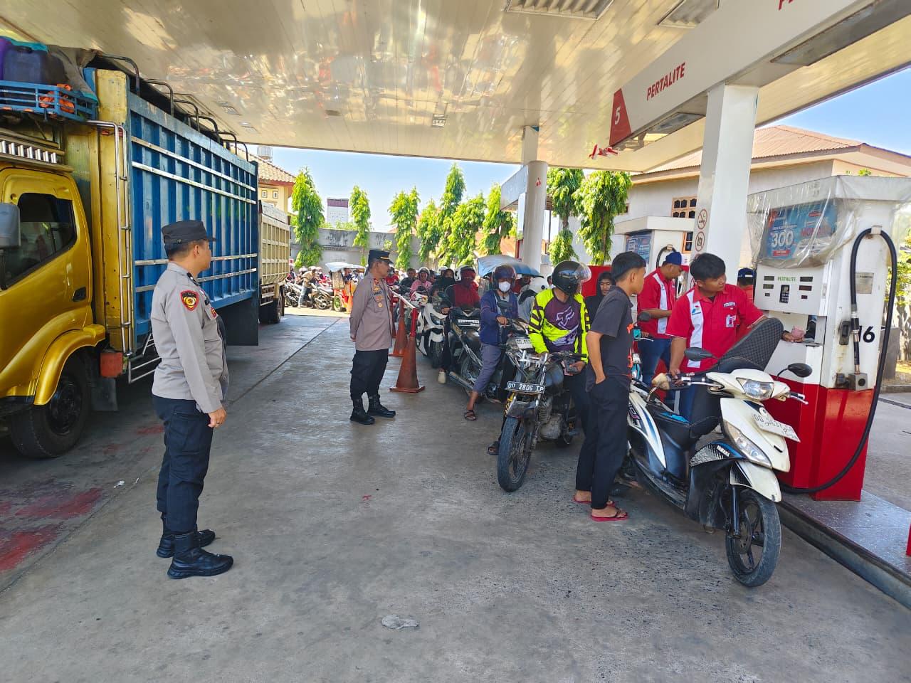 POLRES PANGKEP LAKSANAKAN PENGAMANAN DAN PENGATURAN LALU LINTAS ANTREAN BBM DI SPBU PANGKAJENE