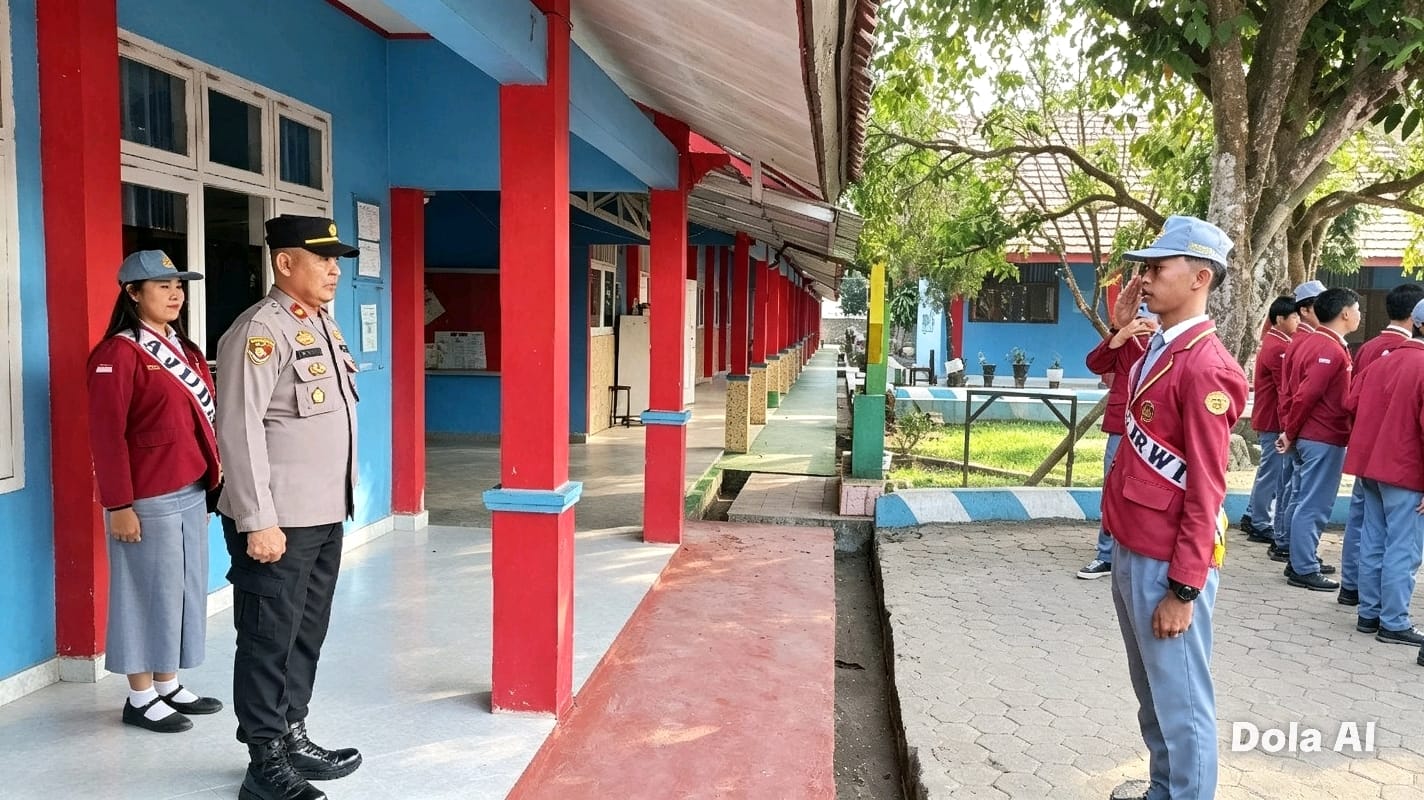 Kapolsek Tanjung Raya menjadi Pembina Upacara di SMAN 01 Tanjung Raya