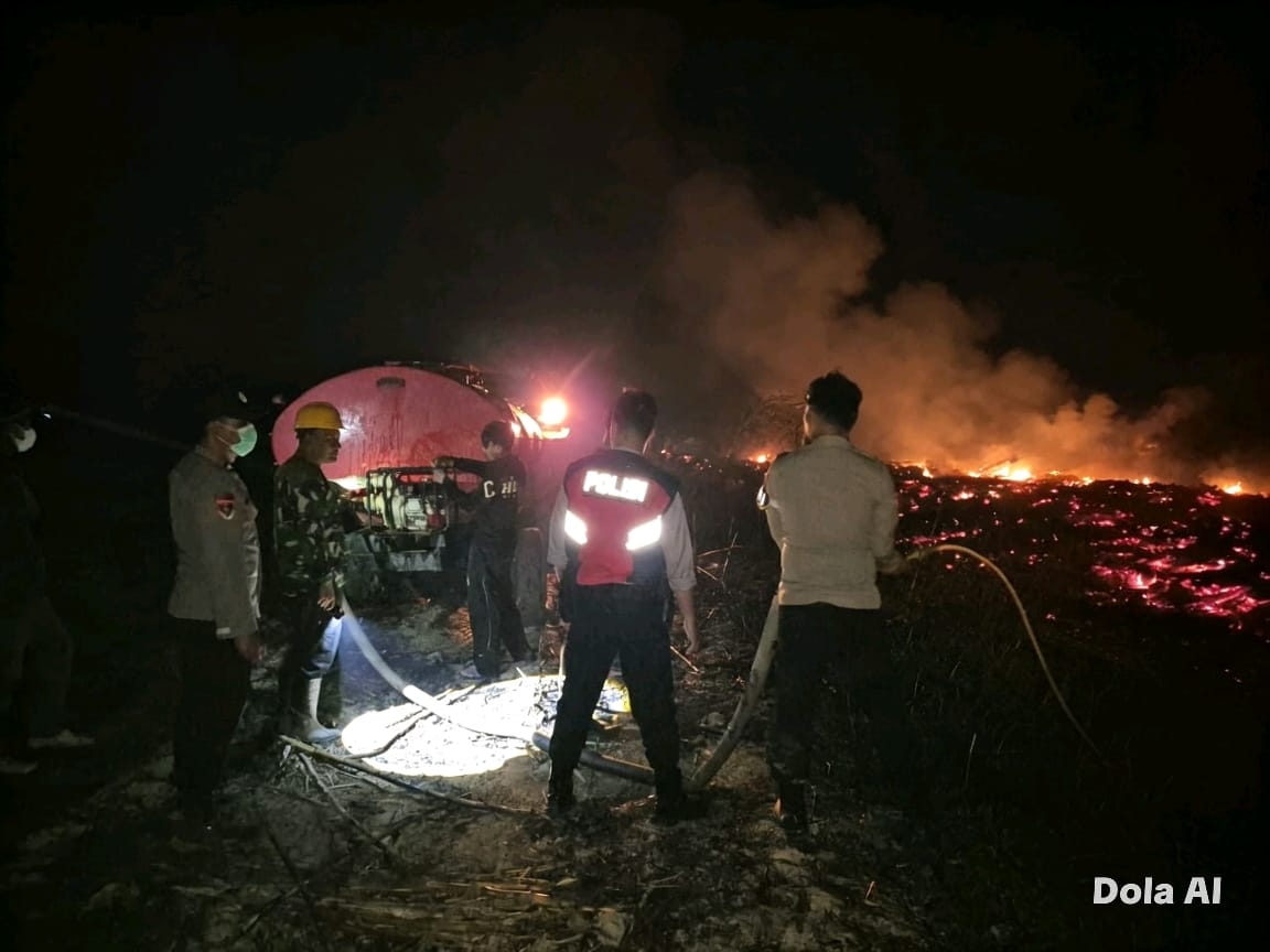 Sinergitas Polres Mesuji dan PT. Silva Inhutani Berjibaku Padamkan 13 Titik Kebakaran Lahan Dengan Status High (Merah), Kapolres Pimpin langsung