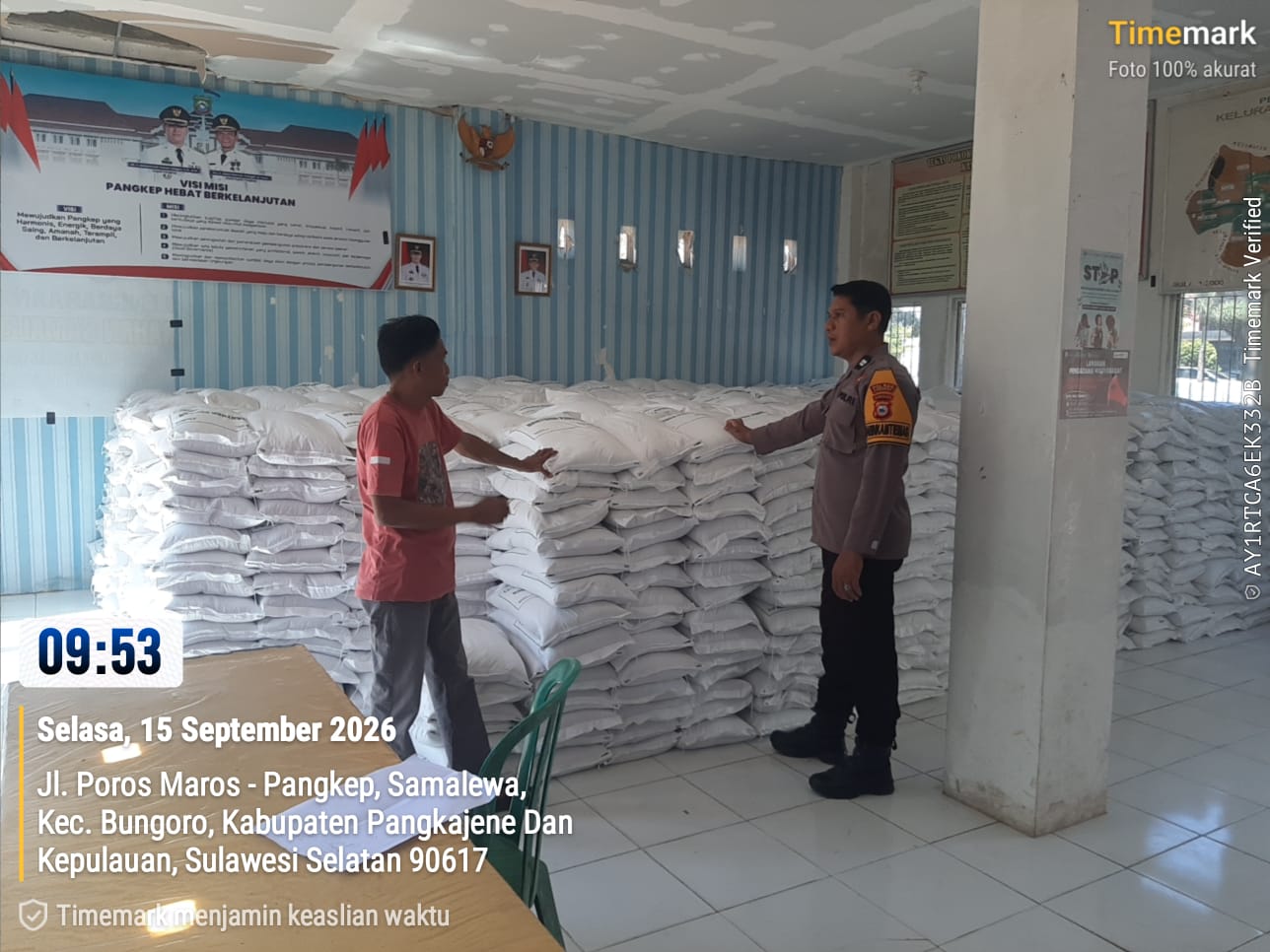 Bhabinkamtibmas Polsek Bungoro Pantau Penyimpanan Beras Bantuan Pemerintah di Kelurahan Samalewa