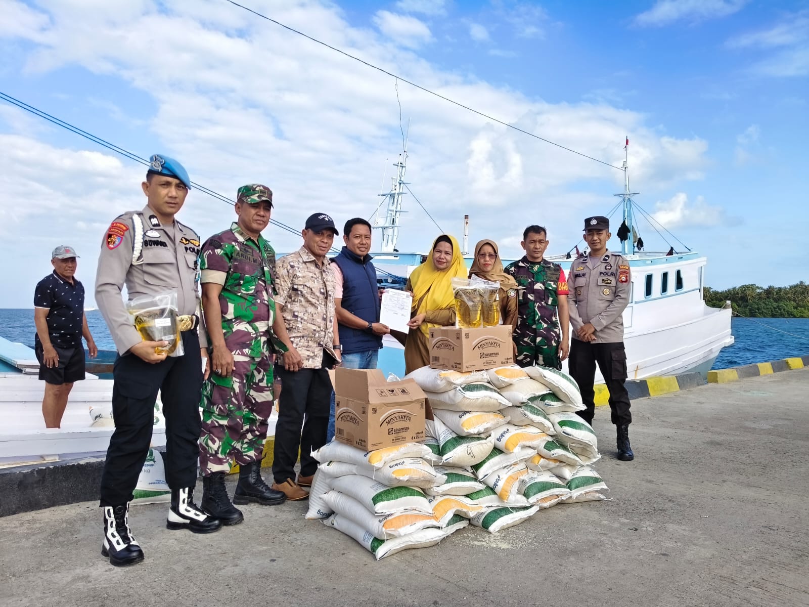 BHABINKAMTIBMAS DESA SAILUS PANTAU PENYALURAN BERAS BANTUAN BAGI WARGA KURANG MAMPU