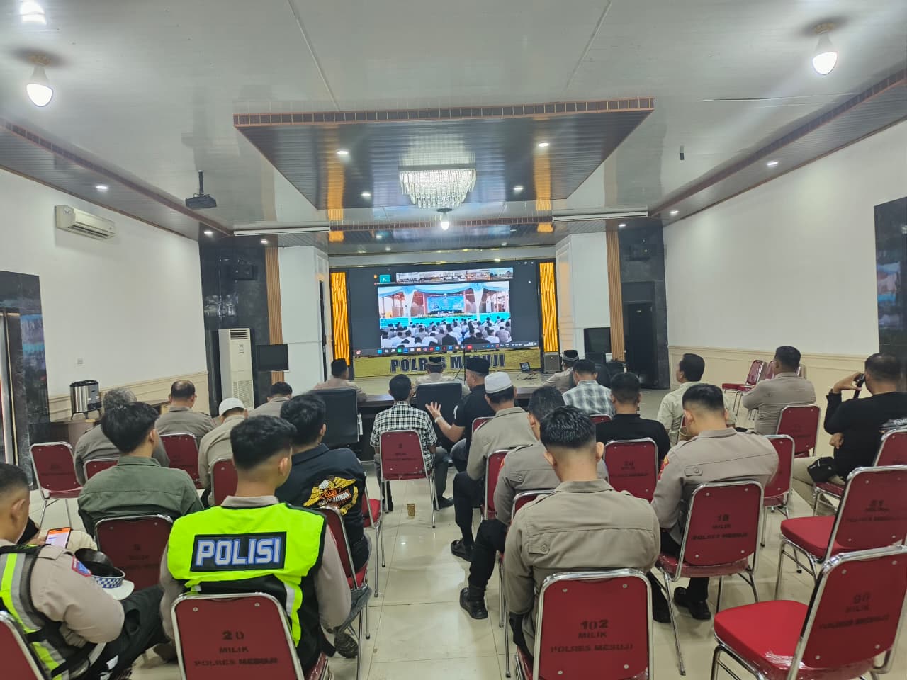 Jajaran Polres Mesuji Ikuti Zoom Meeting Pembinaan Rohani Ngaji Kebangsaan Bersama Kapolri dan Gus Baha