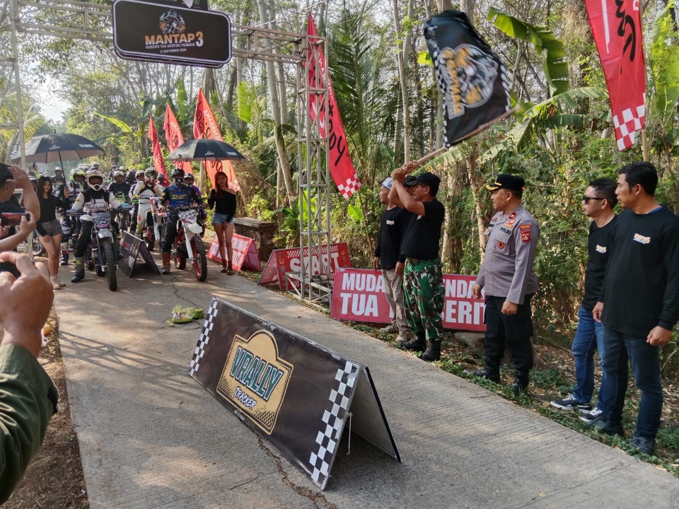 Wakili Dandim, Danramil 1617-03/Melaya Resmikan Pelepasan Peserta Trail Adventure MANTAP 3 di Manistutu
