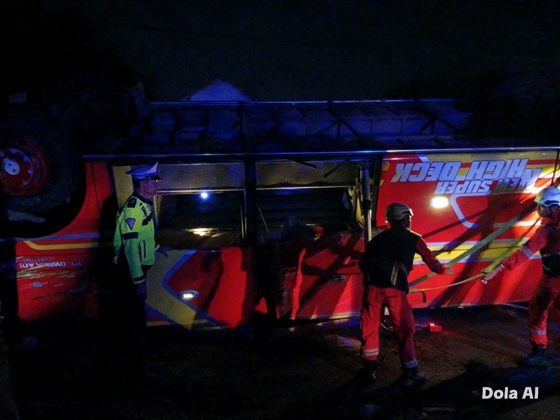 Anggota Sat Lantas Polres Mesuji Evakuasi Korban Laka Lantas Tunggal, 3 Orang Meninggal Dunia