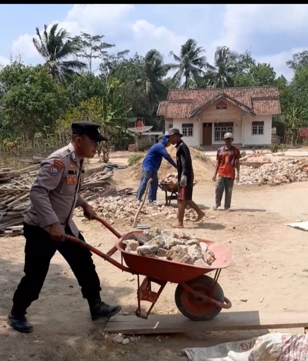Bhabinkamtibmas Polsek Tanjung Raya Bripka Faisal A: “Polisi Penolong” Nyata di Tengah Masyarakat