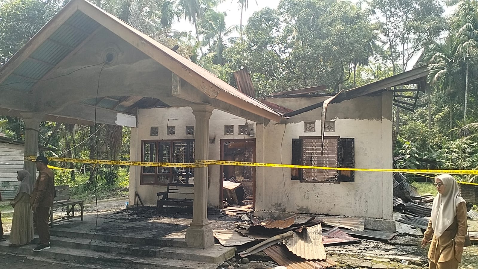 Dinsos Padang Pariaman Salurkan Bantuan kepada Korban Kebakaran Sungai Bais kampuang Jambak, Didampingi Wali Nagari Lareh Nan Panjang Sungai Sariak