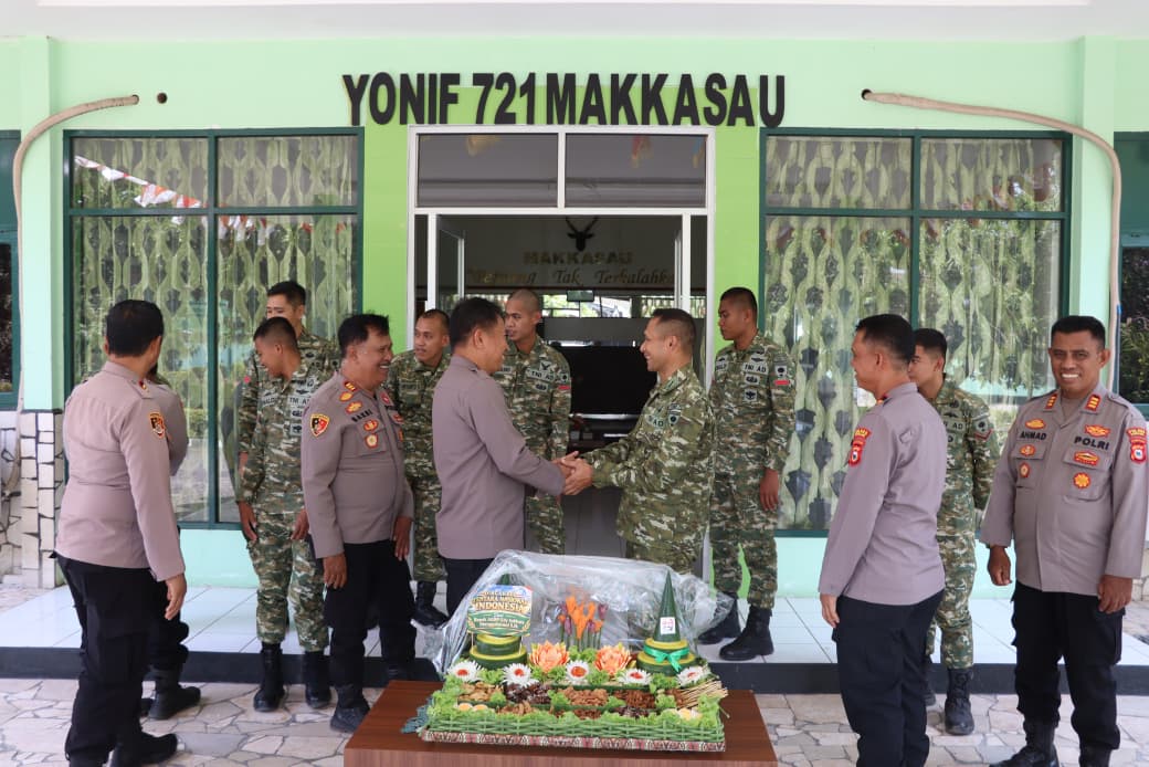 HUT TNI ke-81: Wakapolres Pinrang Sambangi Yonif 721/Makkasau, Perkuat Sinergitas