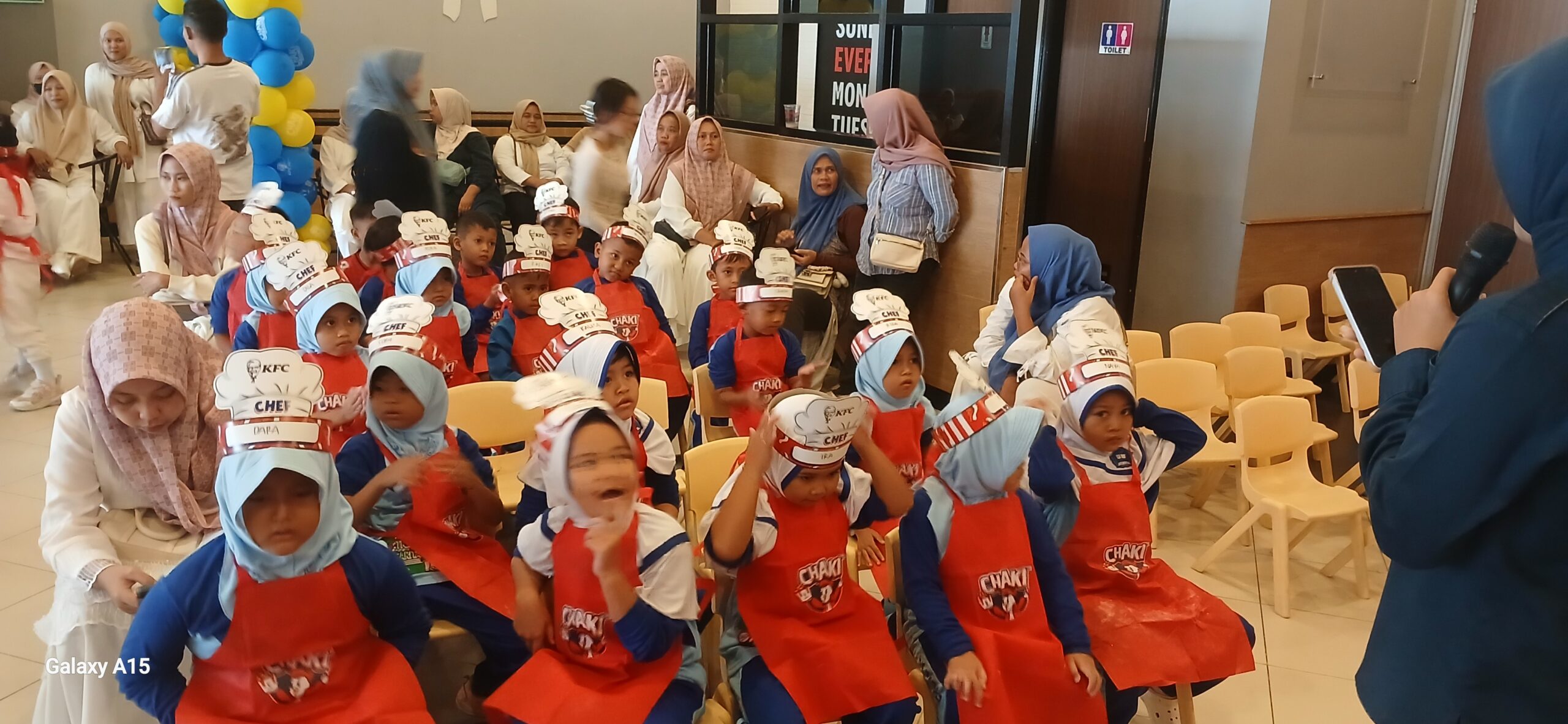 TK RAUDATUL JANNAH BELAJAR MEMBUAT AYAM CRISPY SERU DI KFC CILEGON