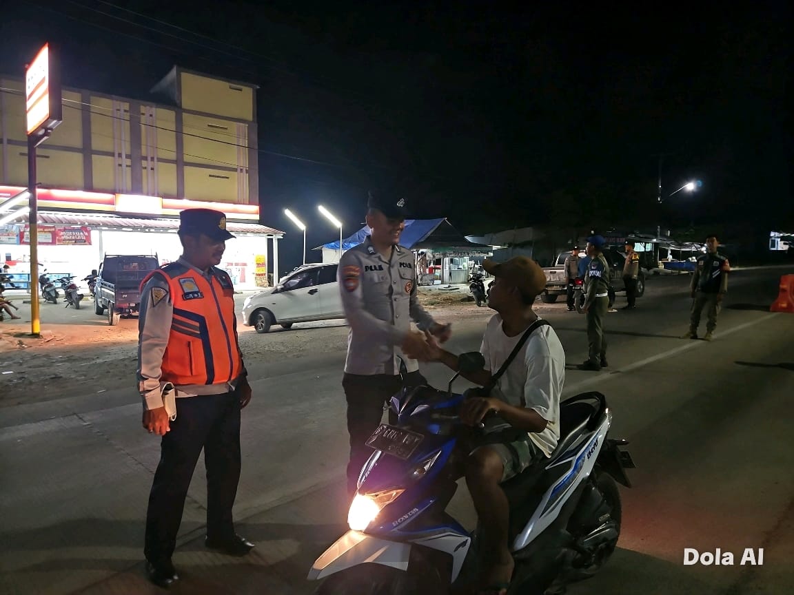 Personil Gabungan Polsek Tanjung Raya dan Sat Pol PP Mesuji Laksanakan Patroli dan KRYD di Simpang Empat Desa Brabasan
