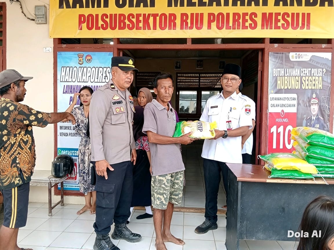 Polsubsektor Rawa Jitu Utara Gelar Gerakan Pangan Murah, Jual Beras SPHP kepada Masyarakat