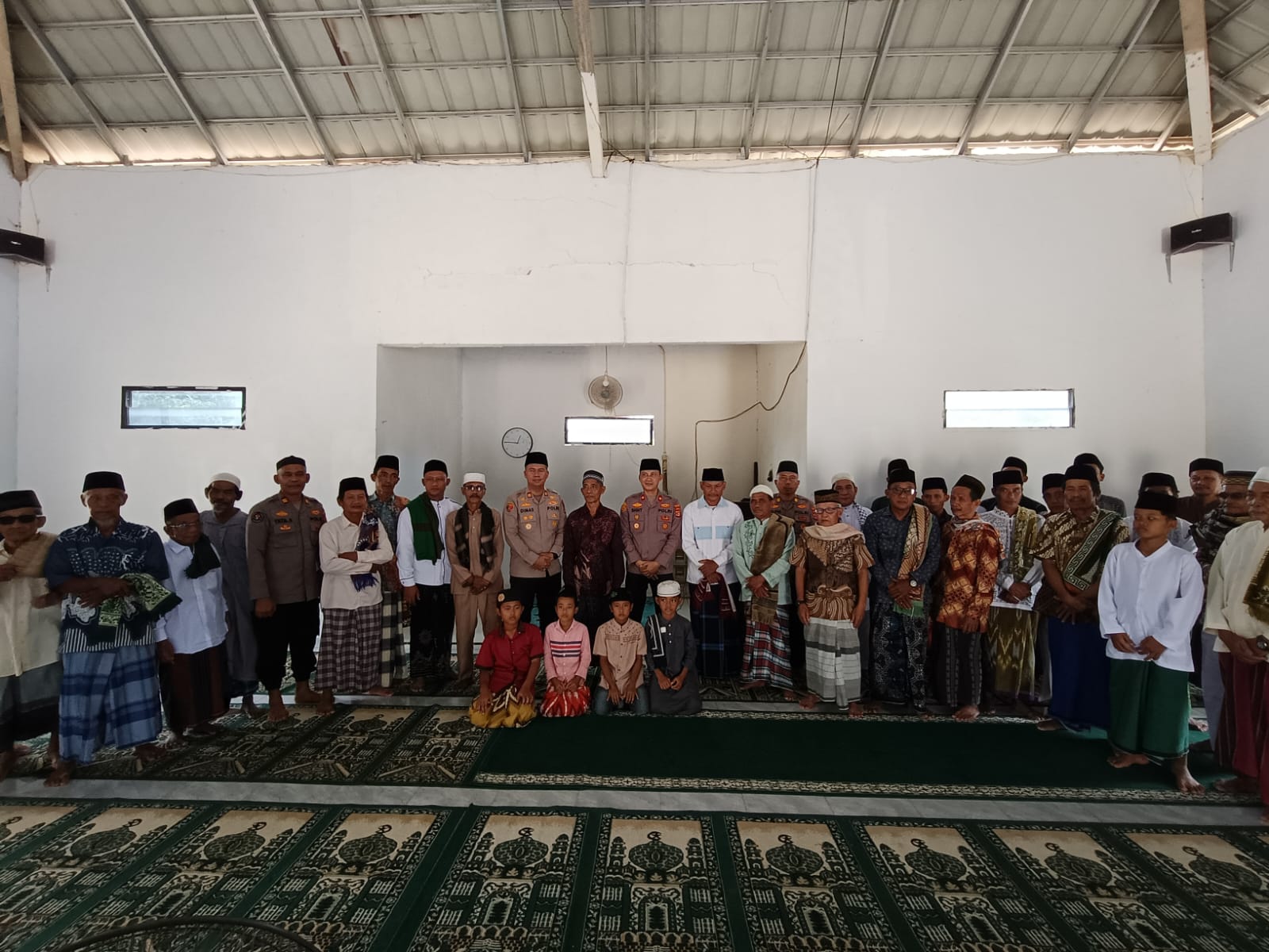 Jumat Keliling, Wakapolres Mesuji Salat Jumat Bersama Warga di Masjid Nurul Hidayah Labuhan Permai