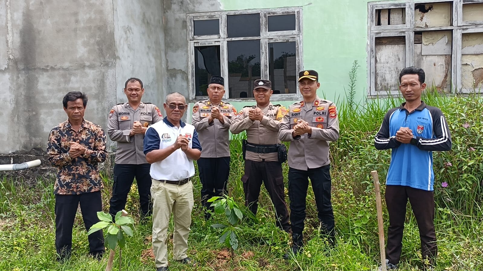 Dukung Program Kapolri, Polres Mesuji Gelar Green Policing dengan Tanam Pohon di Desa Labuhan Permai