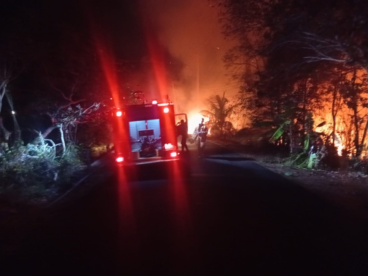 Polres Jembrana Bersama Damkar Berhasil Padamkan Kebakaran Lahan 50 Hektare di Pekutatan, Masyarakat Diimbau Waspada
