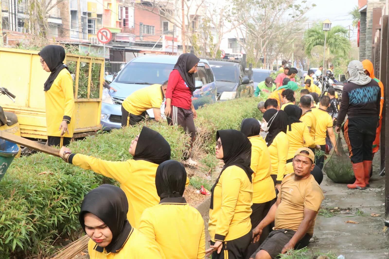 Jumat Bersih, Kapolres Pinrang AKBP Edy Manggabarani Pimpin Langsung Kurve Bersama Masyarakat
