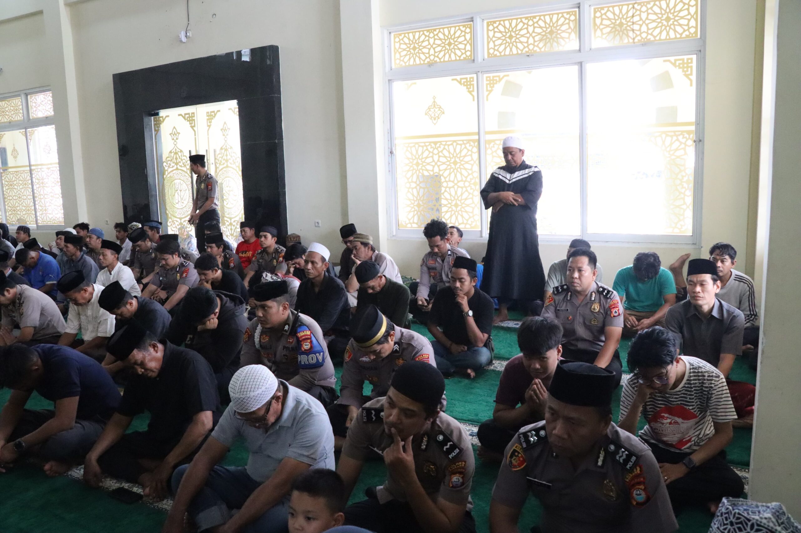 Jumat Keliling di Masjid Jami’ Nurul Yaqin, Wakapolres Pinrang Imbau Warga Jaga Kamtibmas dan Hindari Perundungan