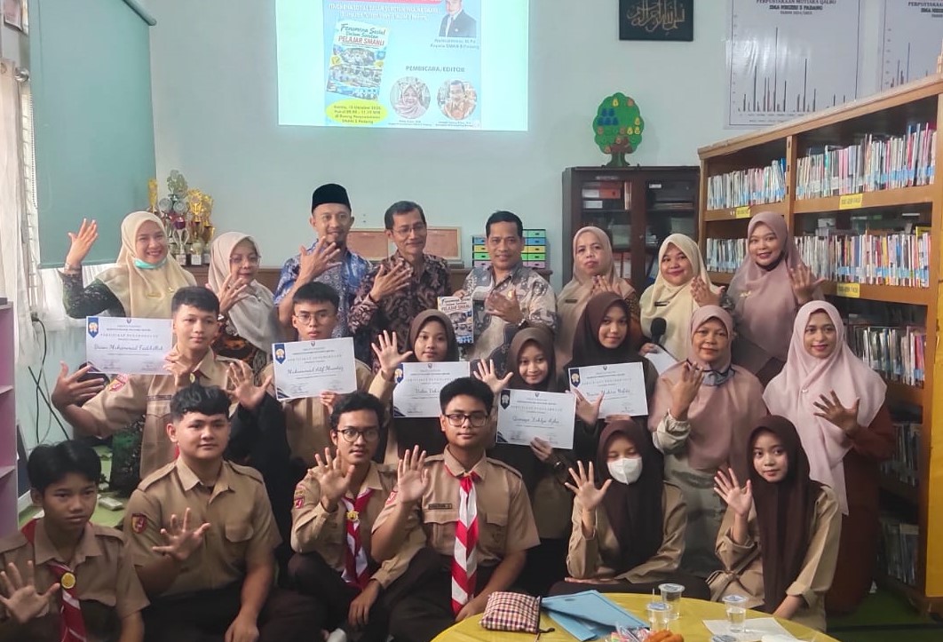 Lima Siswa Terima Penghargaan, SMAN 5 Padang Luncurkan dan Bedah Buku